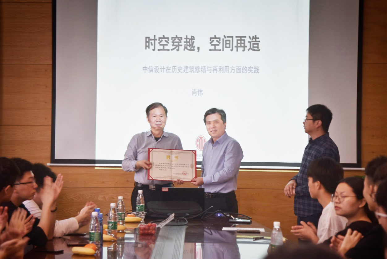 图左一中信建筑副经理肖伟、左二BEST365经理卢海林